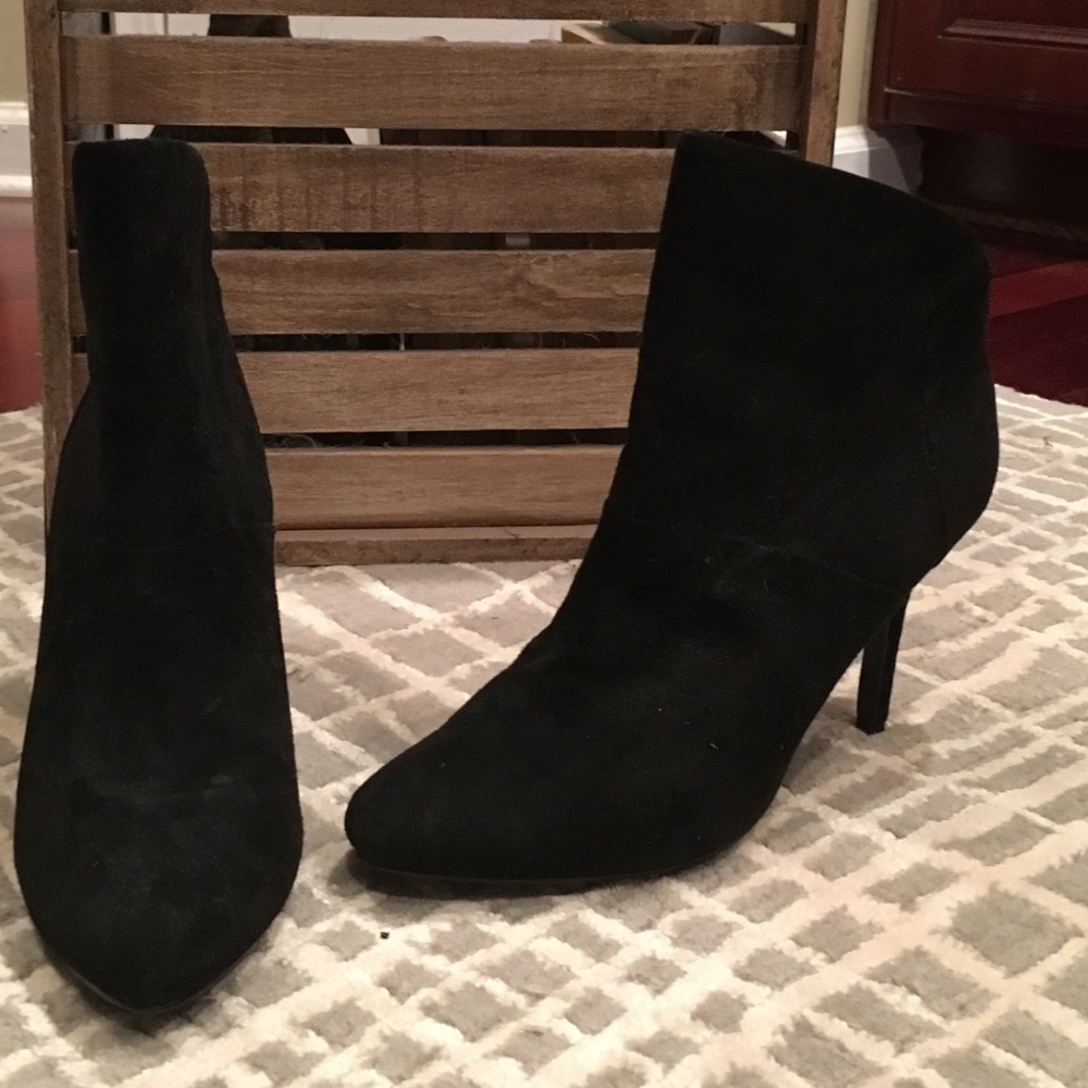 Aubrey Brooke Suede Booties zipper back 4” sz 9